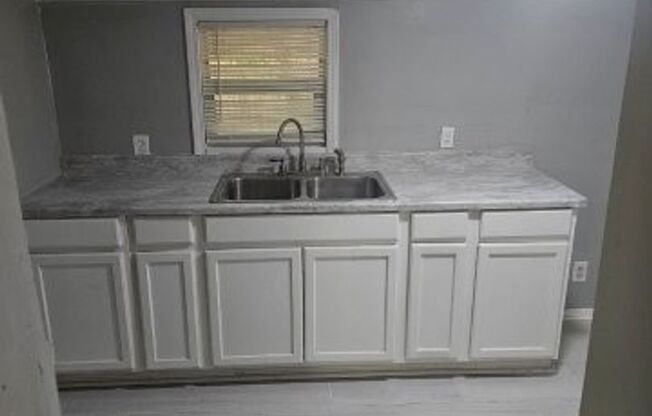 5049 Lafontaine- 1 BED & 1 BATH FOR RENT!