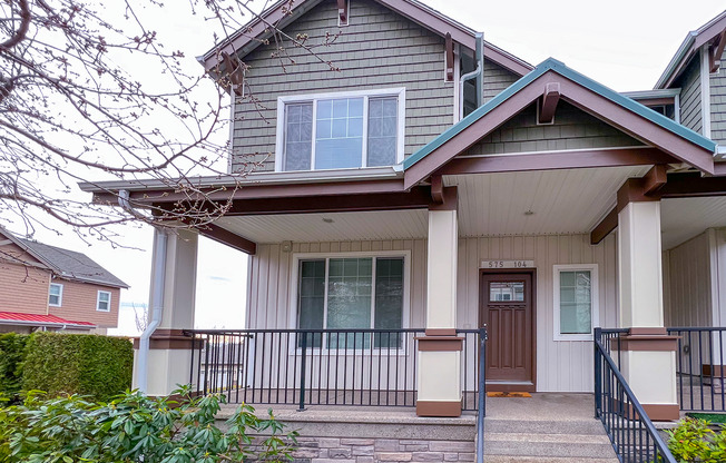 Townhome 2-Bd, 2- Baths with a full-kitchen & Electric fireplace in a Modernized-Style Home, for all Types!