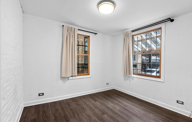 14 W CHESTNUT