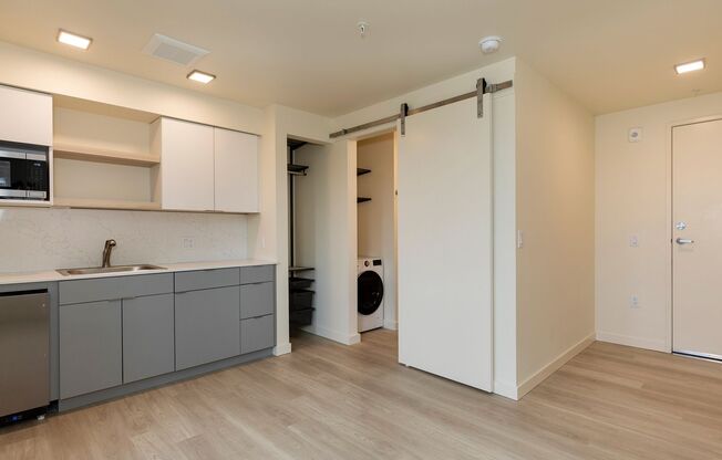 Studio, 1 bath, 261 sqft, $1,395, Unit 406