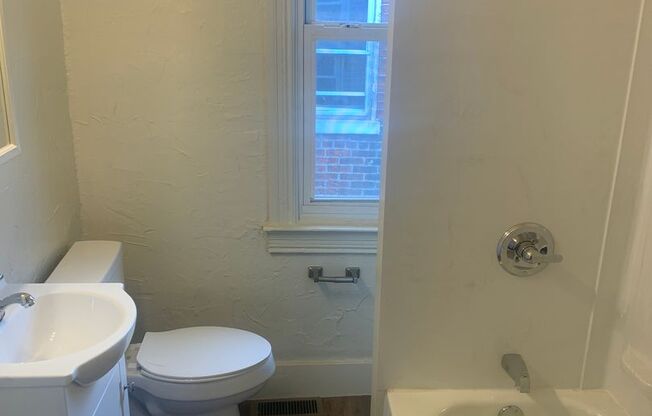 3 Bedroom Apartment 2nd/3rd Floor-West End York City SD