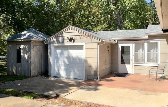 Cute Bungalow close to Phelps Grove Park!