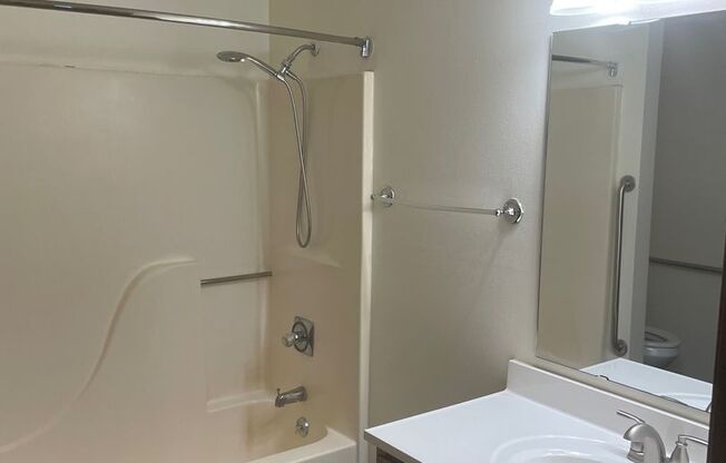 3 beds, 1 bath, 1,040 sqft, $1,800, Unit 3156-105