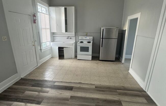 1 bed, 1 bath, $1,100, Unit 10