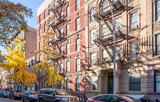 257 W 12 ST