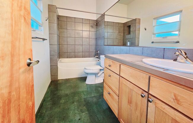 Huning Gardens Condo- DOWNTOWN LOFT STYLE CONDO
