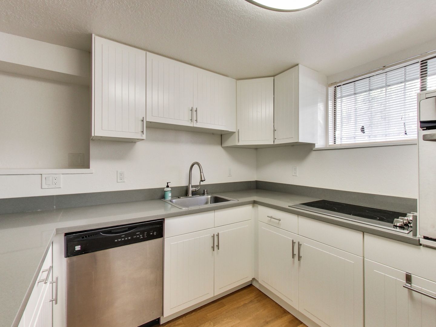 193 B HENRY ST