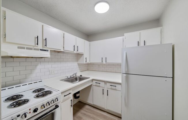 2 beds, 1 bath, $950, Unit 203