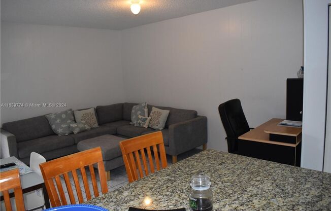 3 beds, 2.5 baths, $4,000, Unit # 23