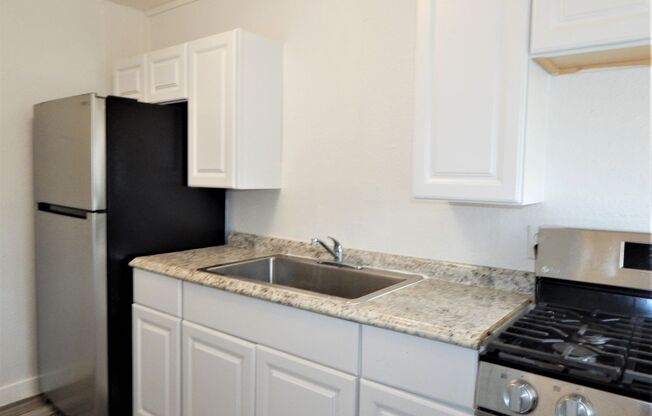 638 Glazebrook Unit 2 - 2/Bed 1/Bath - $850/month