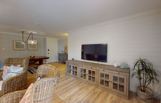 Gorgeous, Warm, Opulent Living With A Fabulous Feel~ 2 Bedroom / 2 Bathroom!