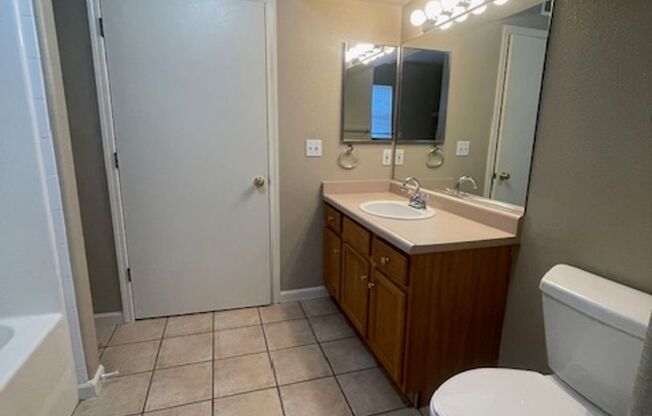 1 bed, 1 bath, 822 sqft, $1,395, Unit 910 H 105