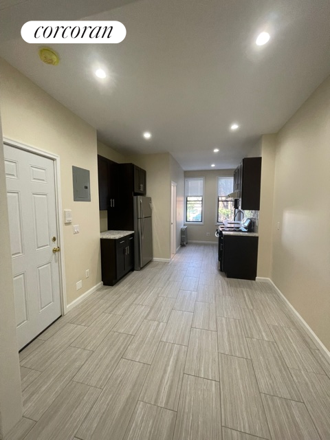 2 beds, 1 bath, $2,510, Unit R3