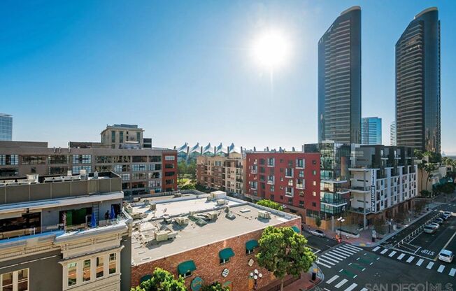 UNBEATABLE LOCATION 1 BEDROOM, TOP FLOOR  + PARKING IN THE HEART OF GASLAMP QUARTER– PETS WELCOME!!!