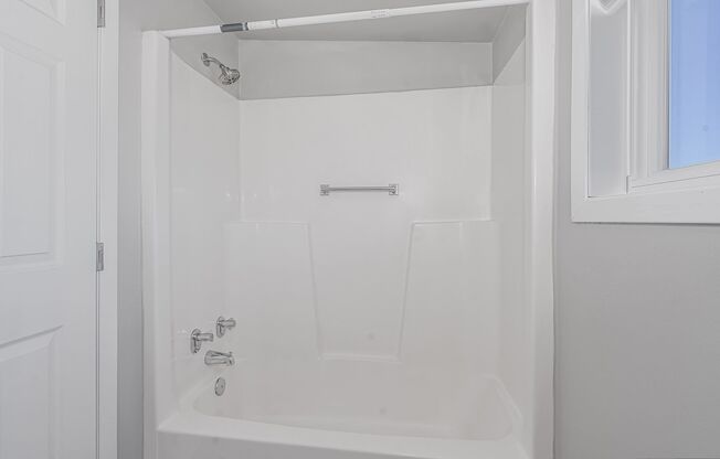 3 beds, 1.5 baths, 1,150 sqft, $1,599, Unit 2025