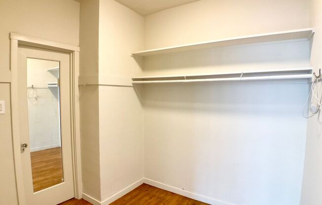 1BR/1BA. Bay Windows, Laundry On-Site. GARAGE PARKING AVAILABLE