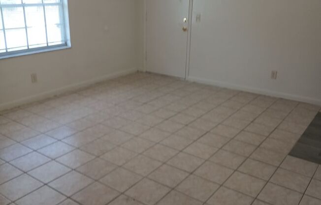 2 Bedroom, 1 Bathroom Condo For Rent at 1633 W. Oak Ridge Road, Orlando FL 32809