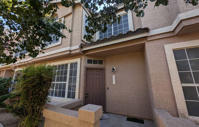 3 Bedroom Townhome in the Terraces at Tiburon Community Near W Warner Rd and N Price Rd!