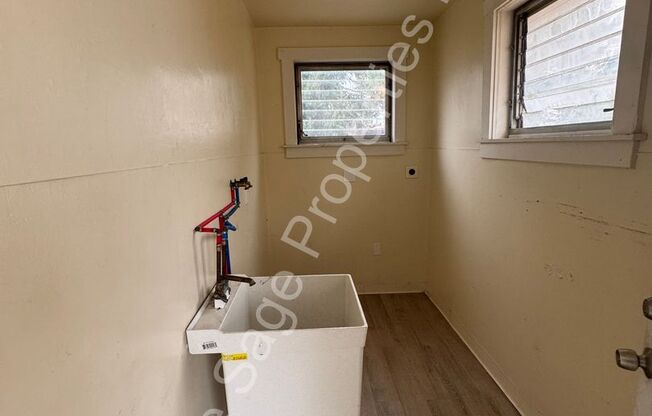 3 beds, 1 bath, 1,063 sqft, $1,595, Unit Unit 1