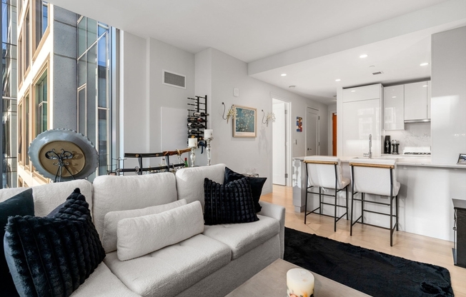 1 bed, 1 bath, 646 sqft, $5,300, Unit 1719