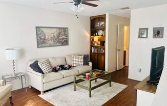 2 Bd / 2 Ba Townhome Minutes Away From Campus & Downtown!