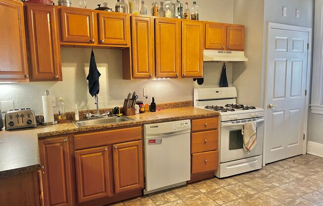 4BD/3BTH In Southside - Laundry - Central AC - Back Patio