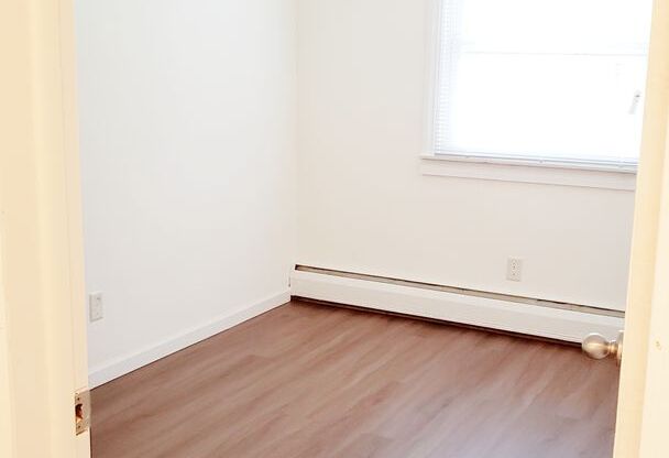 3 beds, 1 bath, 950 sqft, $1,424, Unit 5822-3 Russett