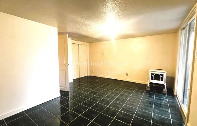 3 beds, 1 bath, $2,195, Unit # #B