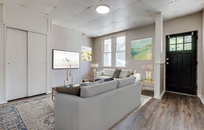 Available NOW - 4 Bedroom, 1.5 Bath Home in Mt. Washington!
