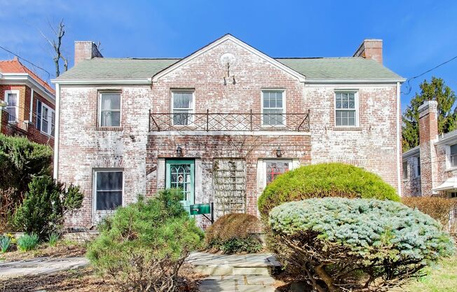 NW DC locale...3 level - 2 bed + Den with 2.5 & off street parking  - 16 months only