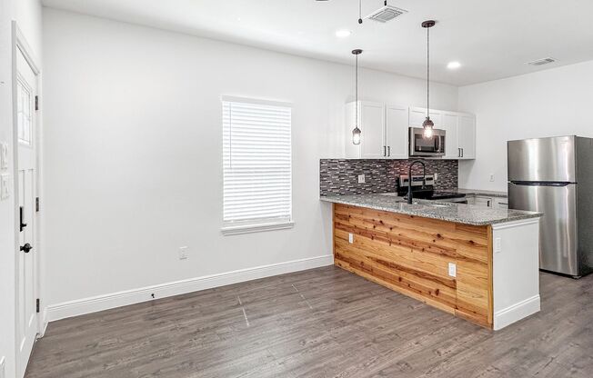 Newly Renovated 2-Bedroom Duplex Near Downtown!