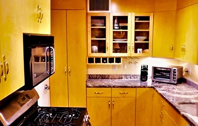 2 beds, 2 baths, 1,300 sqft, $4,800, Unit 321