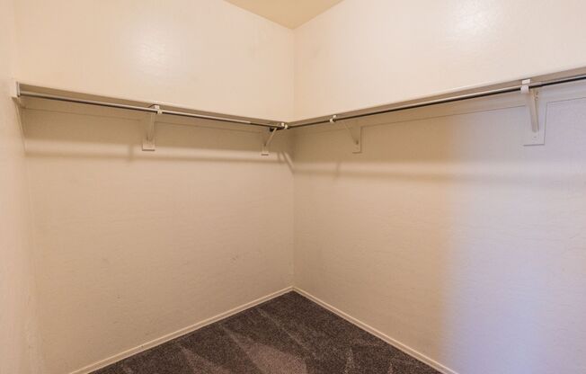 3 BED, 2 BATH + DEN BEAUTIFUL RESIDENCE IN GLENDALE!