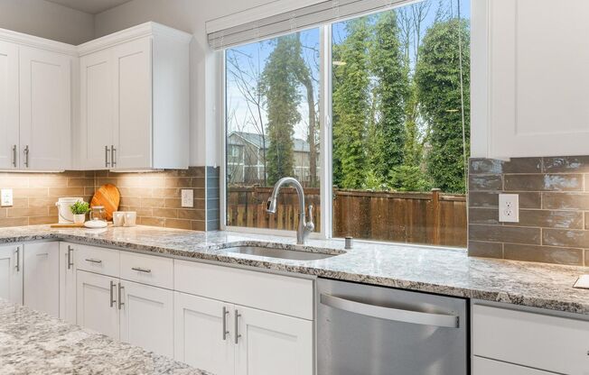 Modern Built Home in Great Neighborhood - 4 bed with den + 2.5 bath, New Kitchen