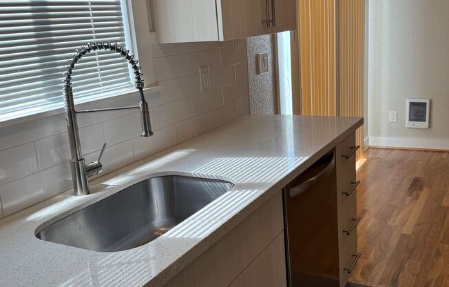 SPECIAL OFFER $100 Credit Gorgeous NEW MODERN REMODEL Townhouse-2bd 1.5baths 1000 sf Hardwood Flooring Quartz Counters Stainless Steel Appl-DW-Tiled bath-Patio-Pets-Parking