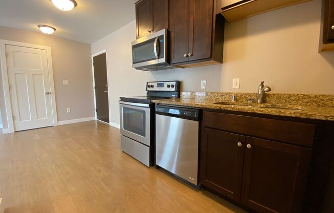1 bed, 1 bath, $1,100, Unit 102