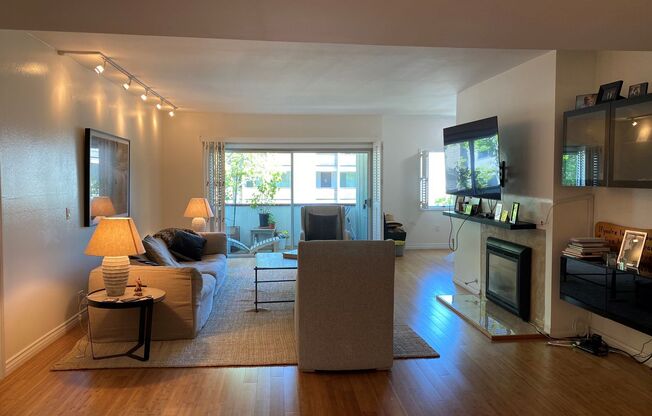 Stunning 2BD +2 BA | Desirable Santa Monica Neighborhood