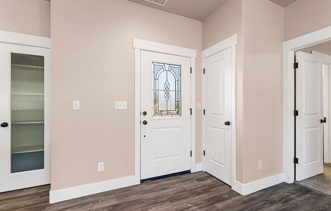 1 Bedroom House in Paradise! Close to Skyway and Shopping!