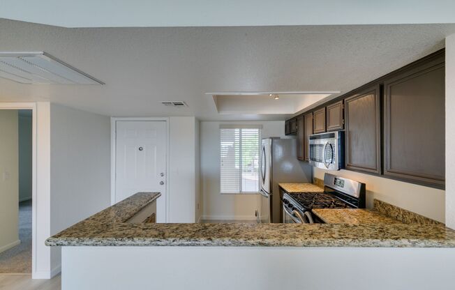 GORGEOUS 2 BEDROOMS UNIT*UPGRADED*TONS OF COMMUNITY AMENITIES*GATE COMMUNITY*