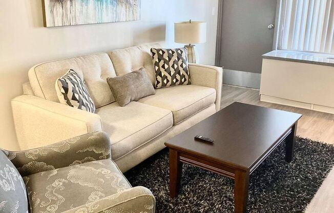 2 beds, 1 bath, 800 sqft, $1,049