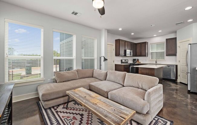 Modern condo, great location, fully Furnished!