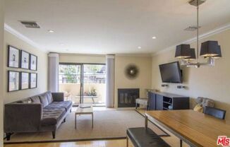 Gorgeous 2bdr 2bath, bright, and airy condo in the Heart of Brentwood.