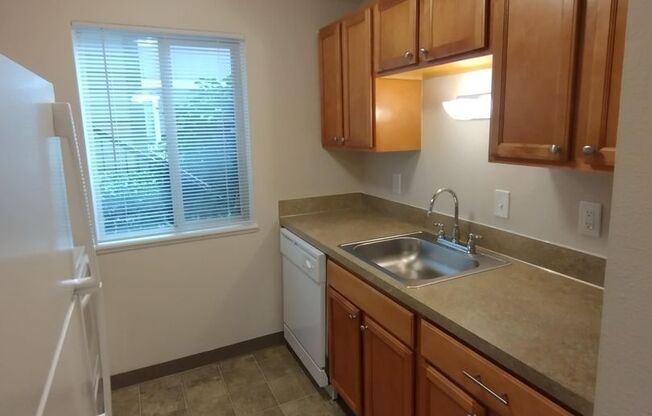 1 bed, 1 bath, 677 sqft, $1,400, Unit 033