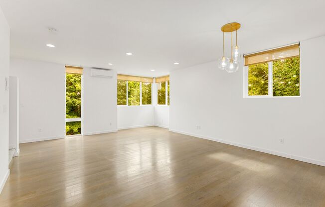 Move in Special! 3 Bedroom 2 Bath Newer Magnolia Townhouse