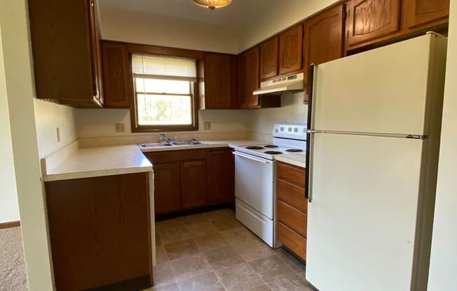 2 beds, 1 bath, $895, Unit APT. B