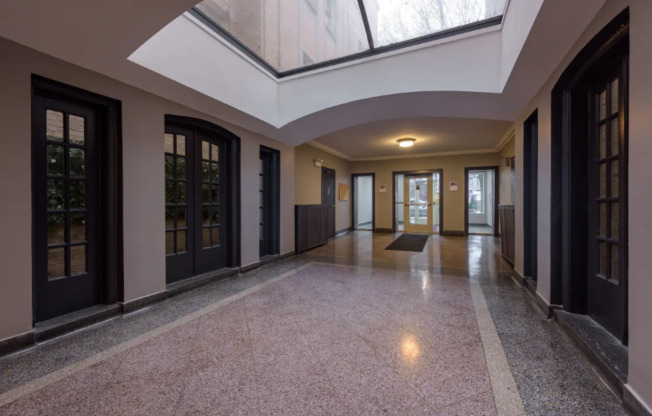 1320 E HYDE PARK BLVD