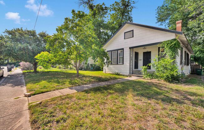 Downtown Rental walking distance to coffee shop, gym and brewery.