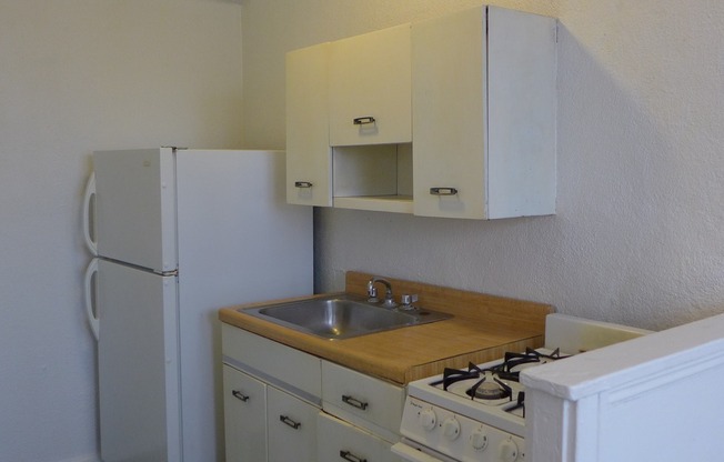 Studio, 1 bath, 400 sqft, $785, Unit 208