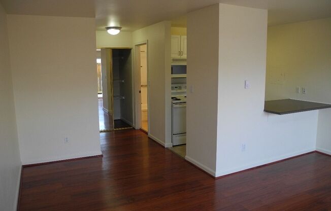 Studio, 1 bath, 418 sqft, $1,595, Unit R-105