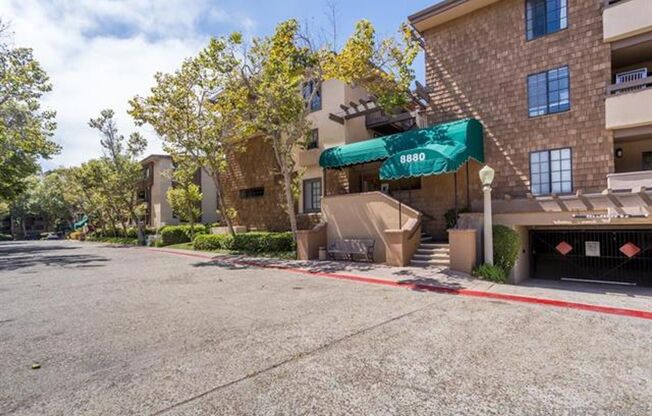 Spacious 2 Bed / 2 Bath Condo in Prime UTC/La Jolla Location!